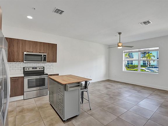 5th image of 400 NE 35th Ct #2