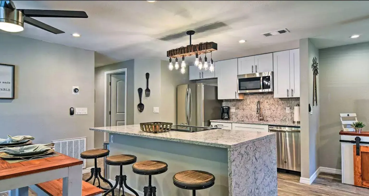 2 bed, 1000 sqft, $2,350 — Photo 3