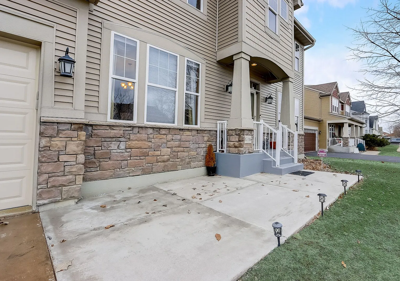 Grand 5 bed 4.5 bath Maple Grove Home w/ 3-Car Garage! Fully Furnished — Photo 4