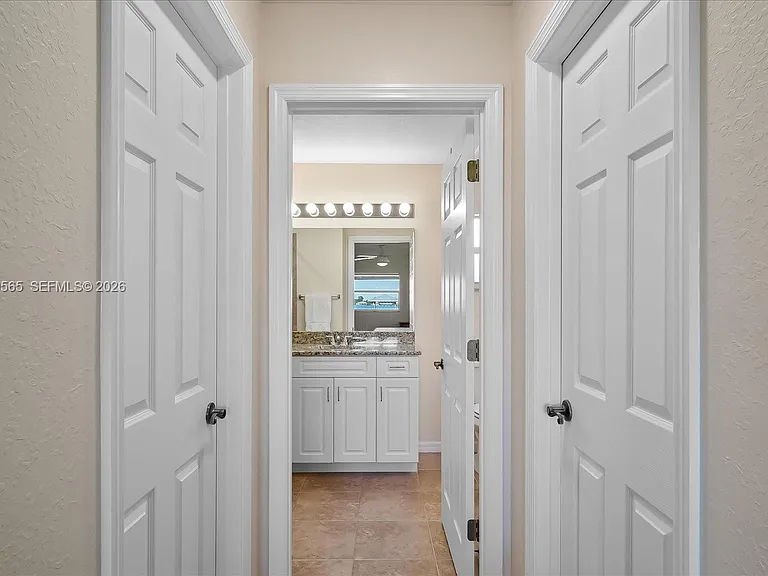 924 Lake Dr E — Photo 24