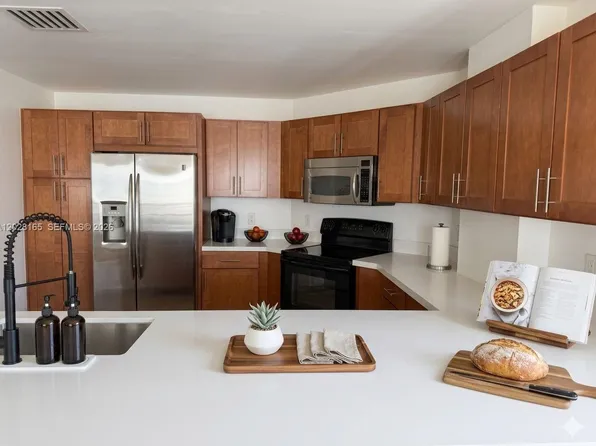 8390 SW 72nd Ave APT 519, Miami, FL 33143