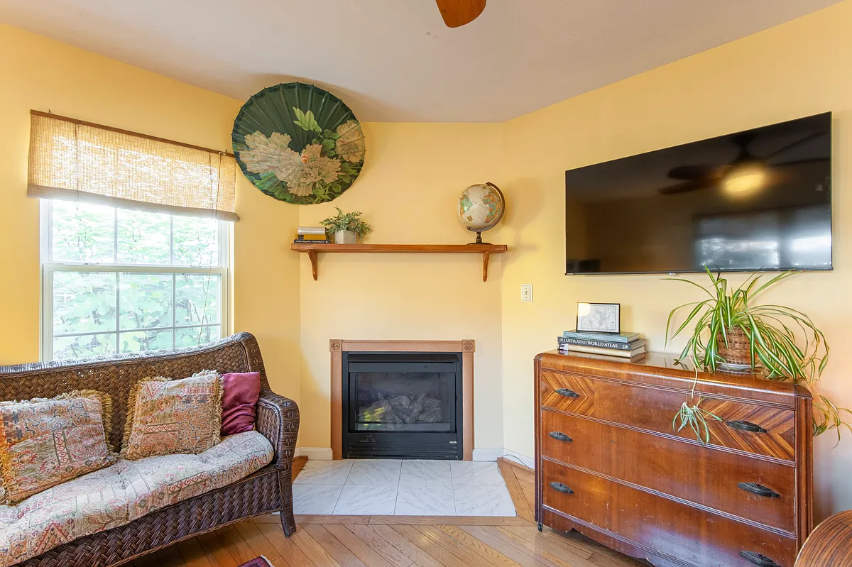 4 bed, 2200 sqft, $3,395 — Photo 3