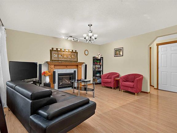 2nd image of 45 Arbour Crest Ter NW