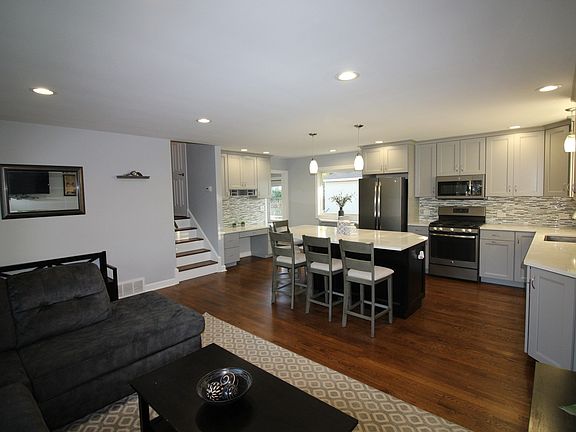 4th image of 1015 E Emerson Ave