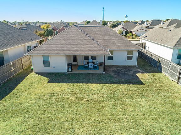 3rd image of 913 Glenview Dr