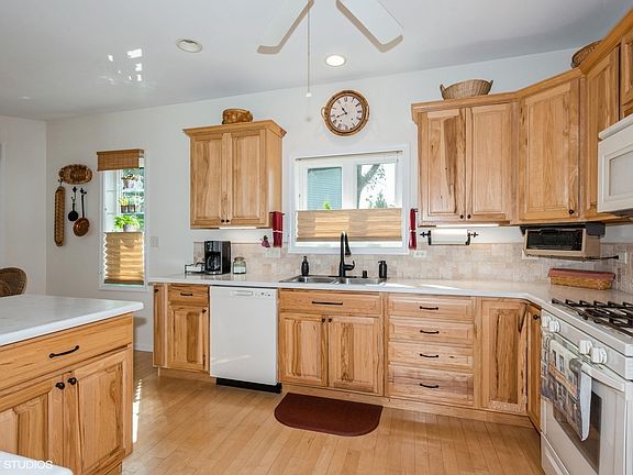 5th image of 3 Hilltop Ln