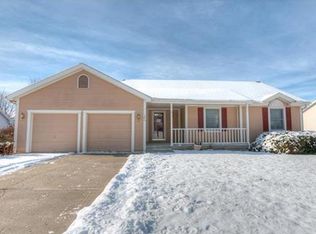 306 Newport Dr, Smithville, MO 64089
