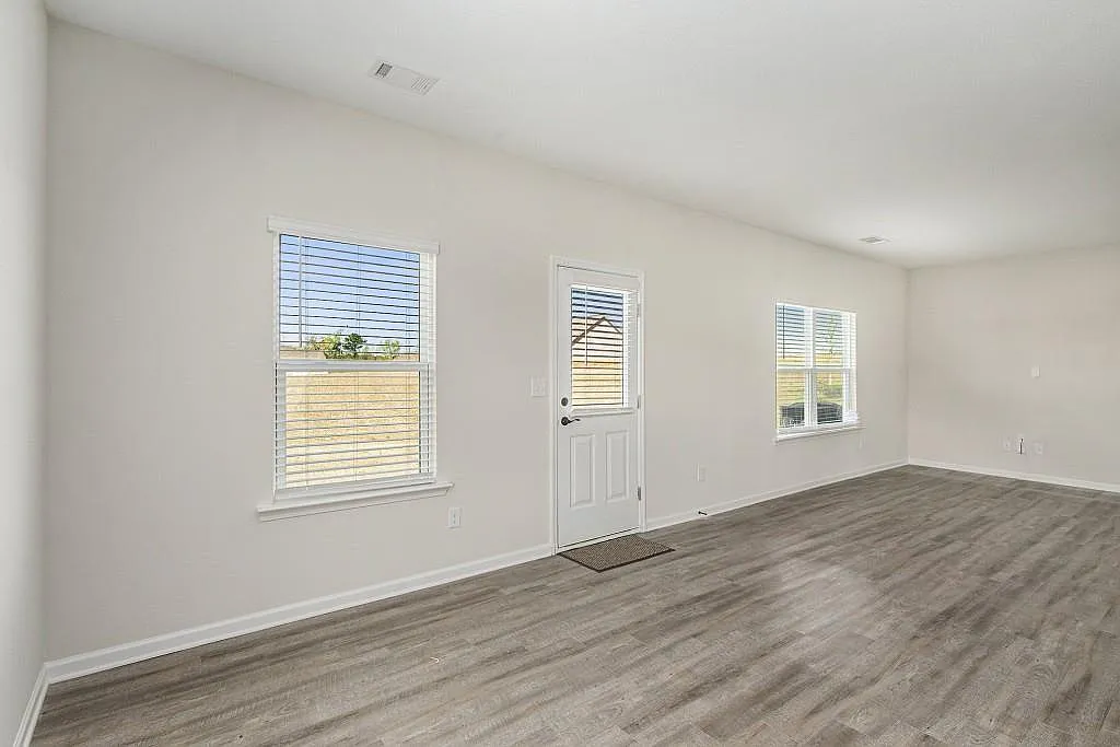4 bed, 2.5 bath, 2138 sqft, $2,500 — Photo 2