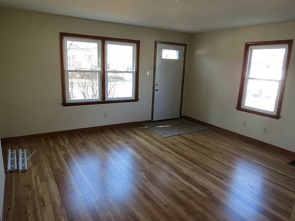 2nd image of 184 College St