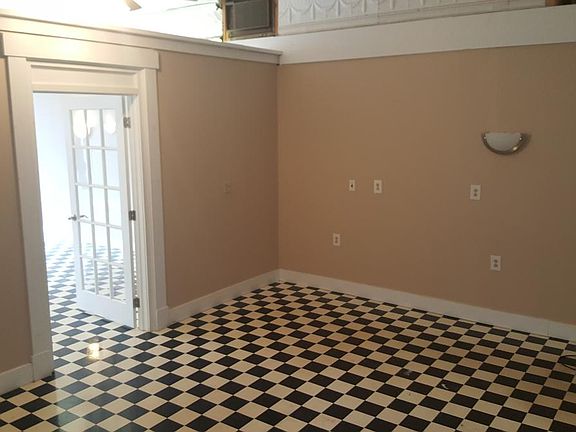 4th image of 533 Franklin St