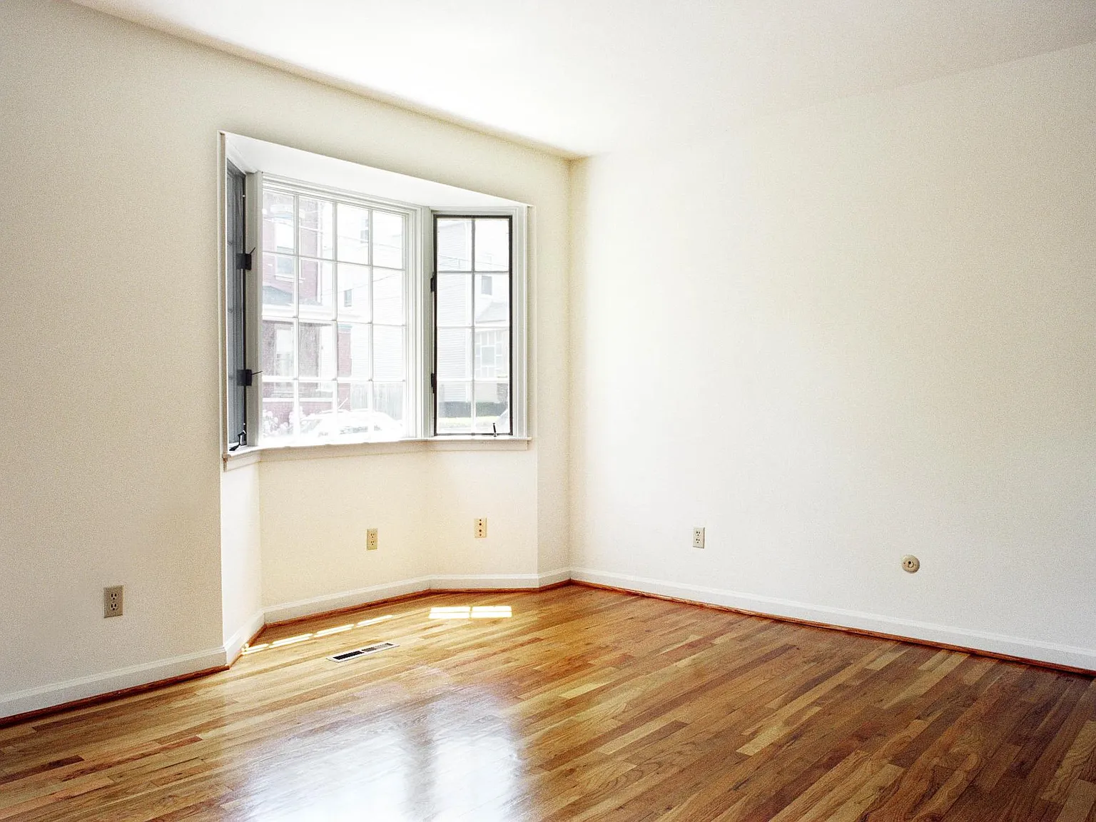 2 bed, 1.5 bath, $2,530 — Photo 3