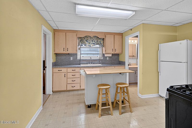4th image of 86 Mann Avenue