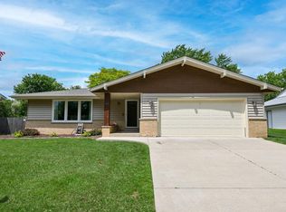 300 E Parkway Estates Dr, Oak Creek, WI 53154