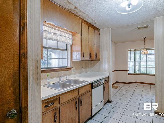 5th image of 208 Black Oak Way
