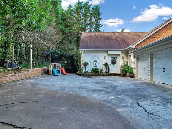 4th image of 2818 Harris Cir NW