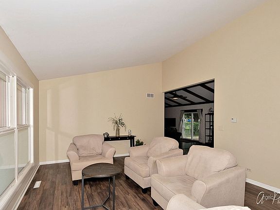 5th image of 555 Garys Dr