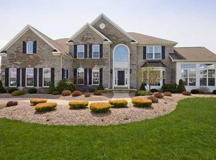 42 Graystone Ln, Orchard Park, NY 14127