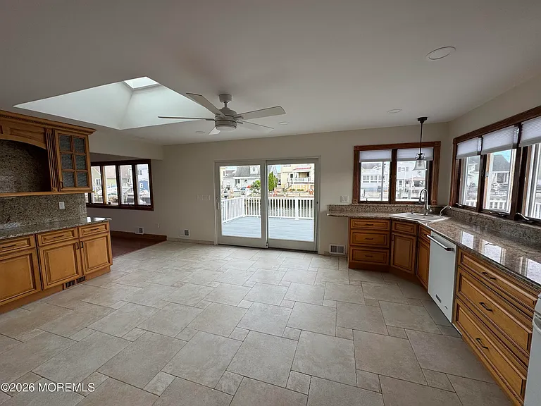 31 Navarra Dr — Photo 8