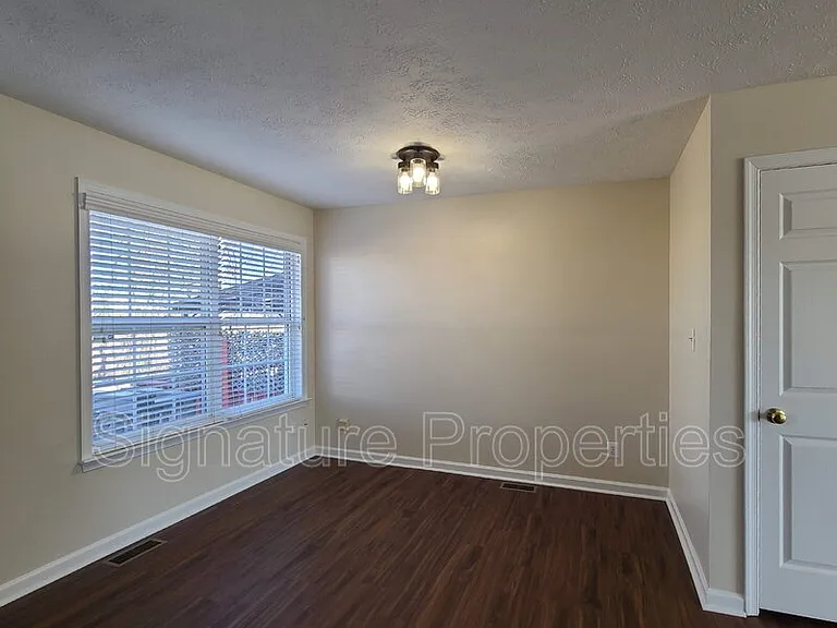 106 Regina Ln — Photo 13