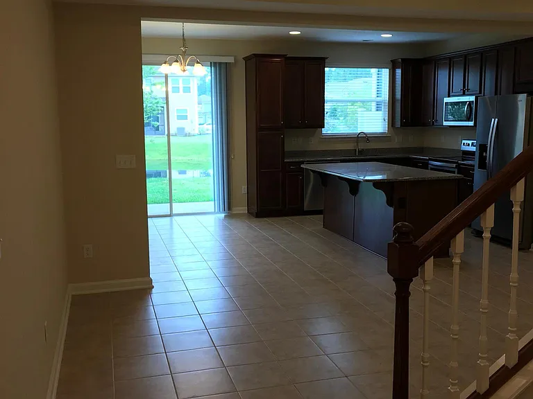 583 Richmond Dr — Photo 2