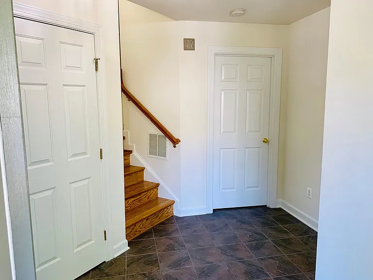 925 Harrison Cir — Photo 4