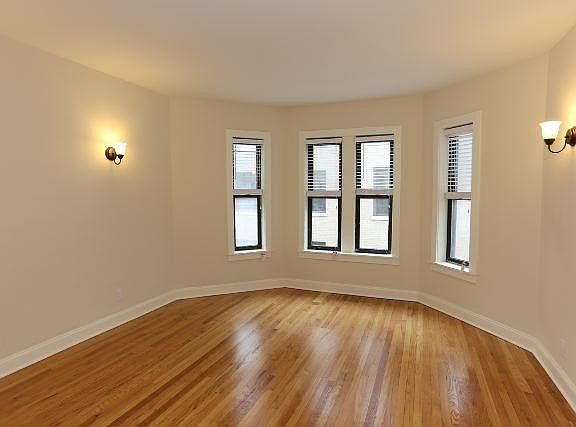 2nd image of 4038 1/2 N Ashland Ave APT 3W