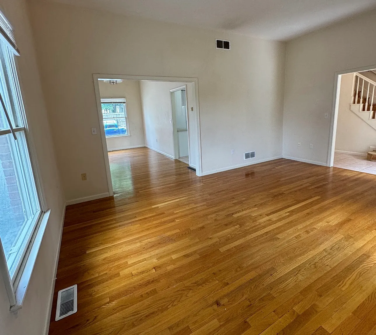 4 bed, 2325 sqft, $4,000 — Photo 4