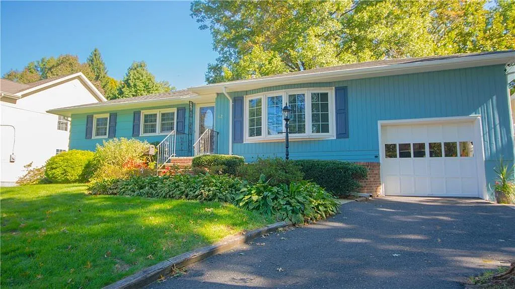 62 Hollywood Ave photo 1
