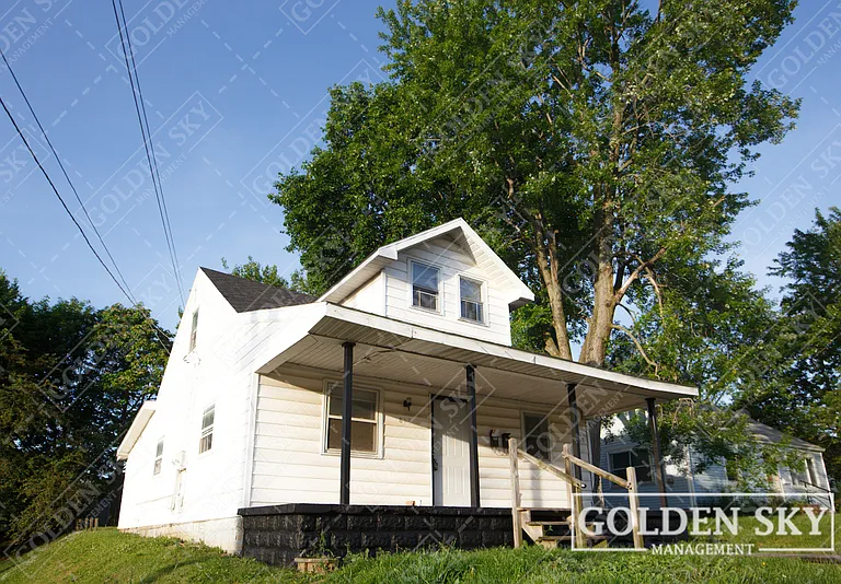 813 W Memorial Dr — Photo 2