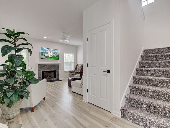 4th image of 727 Stockbridge Dr