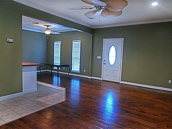 The handscraped hardwood flooring is designed to have the look of an older style floor made by hand, showing a natural kind of wear, but it still enjoys the modern finishes which protect the floor.