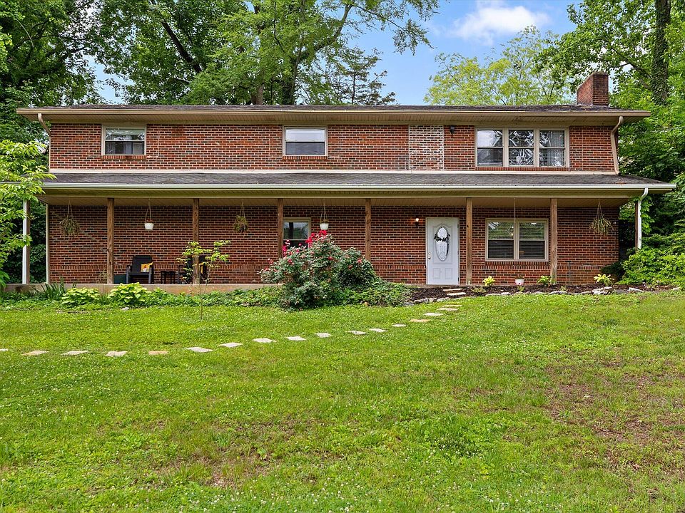 1st image of 913 Steed St NW