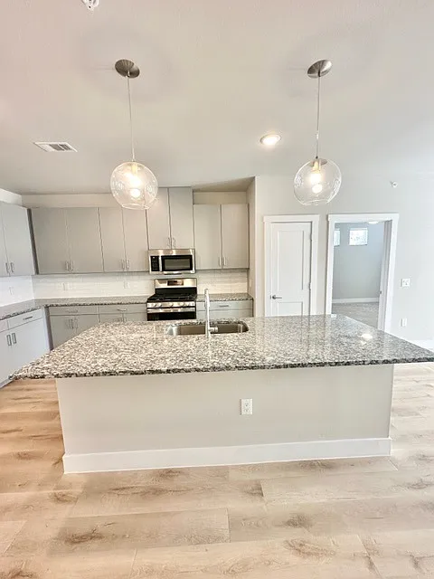 2 bed, 2.0 bath, 1100 sqft, $1,350 — Photo 2