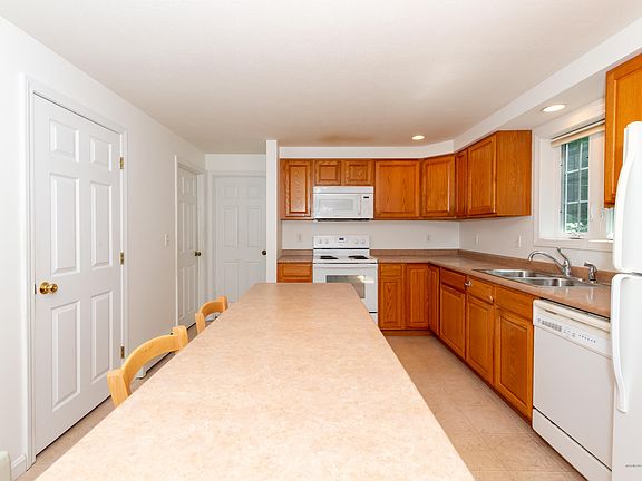 2nd image of 61 Hershey Ln