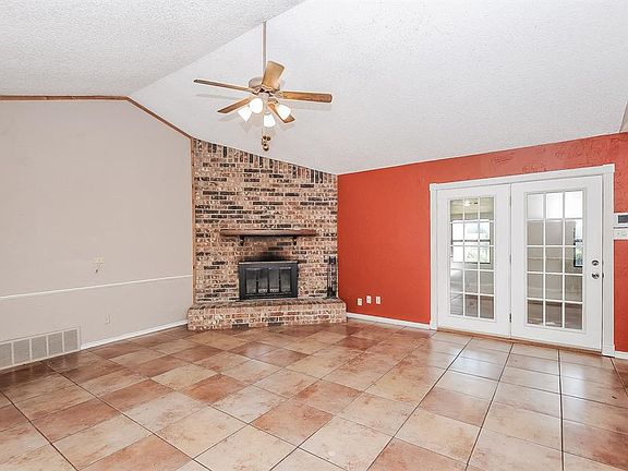 3rd image of 1128 N Knowles Dr