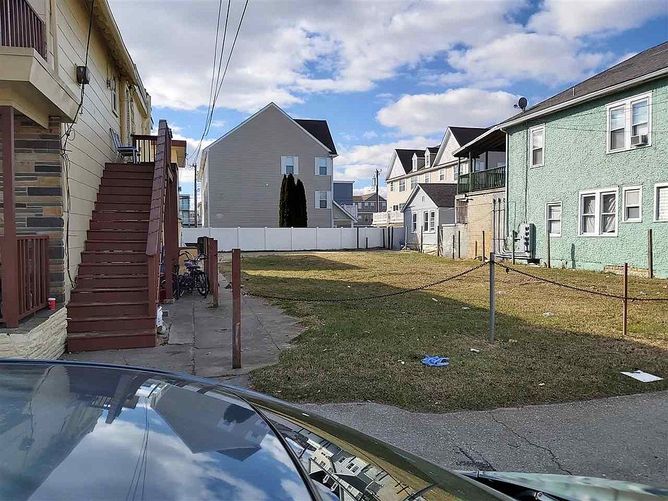 2nd image of 230 E Burk Ave