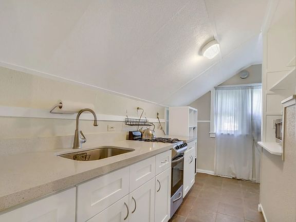 4th image of 403 Ocean Breeze St #B
