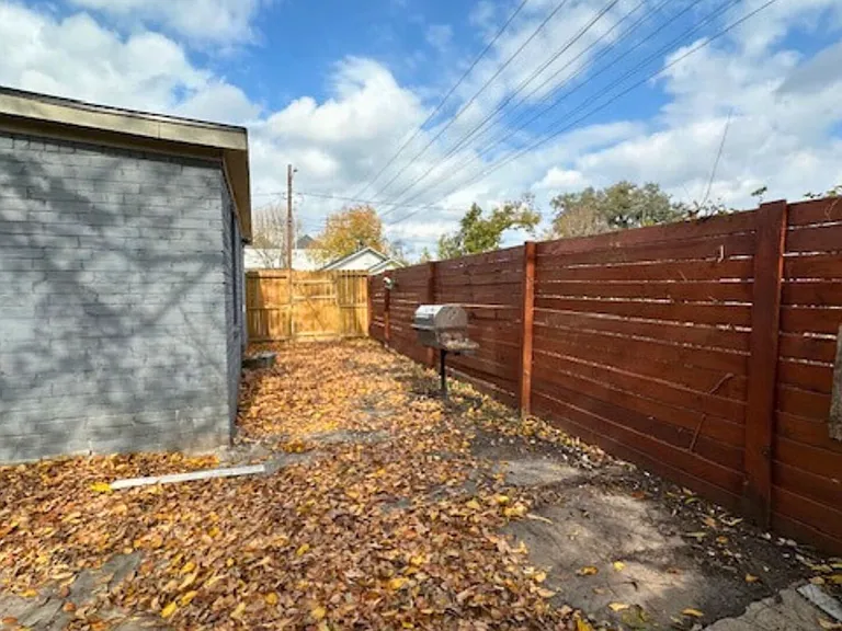 Hardy St — Photo 30