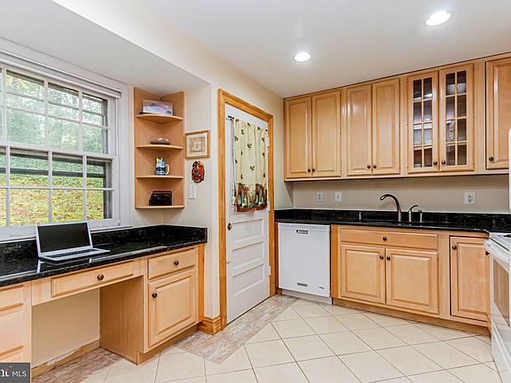 3rd image of 6807 Capstan Dr