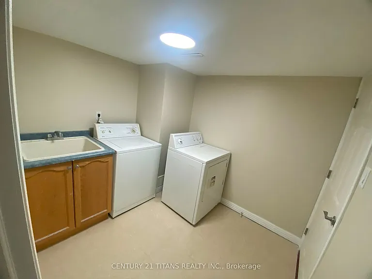 165 Elizabeth St #BASEMENT — Photo 7