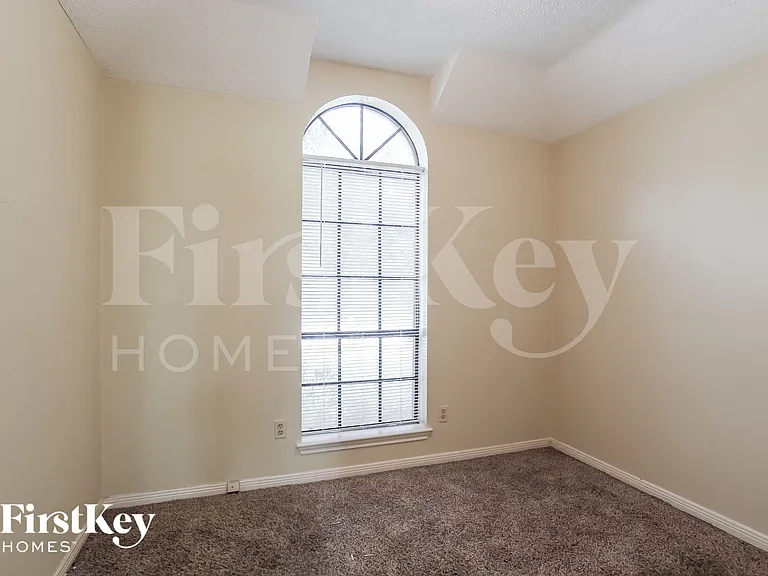 1055 Margate Dr — Photo 9