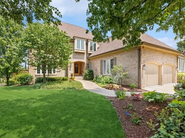 42 Tartan Lakes Dr, Westmont, IL 60559