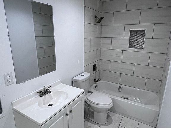 3rd image of 2458 Chestnut Ave #1