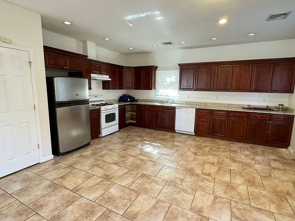1st image of 275 Ashland Ave #2L