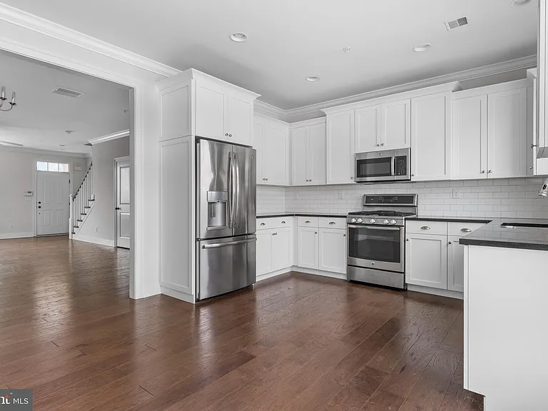 619 W Mulberry St — Photo 17