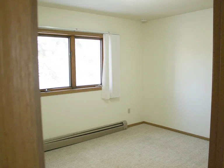 Williamsburg Apartments - Attached Double Garage! — Photo 13