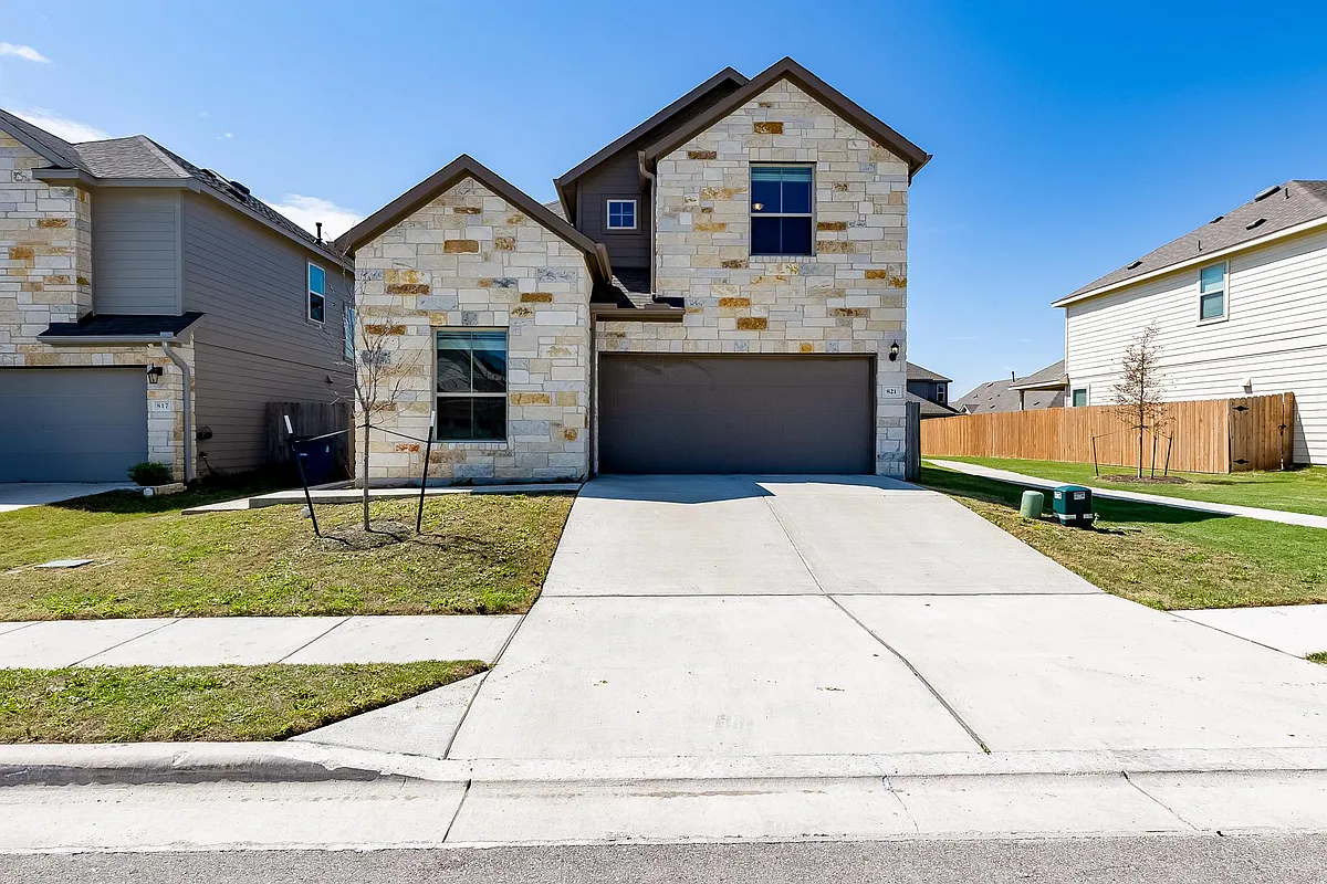 Building Photo - 821 Falkland Trce