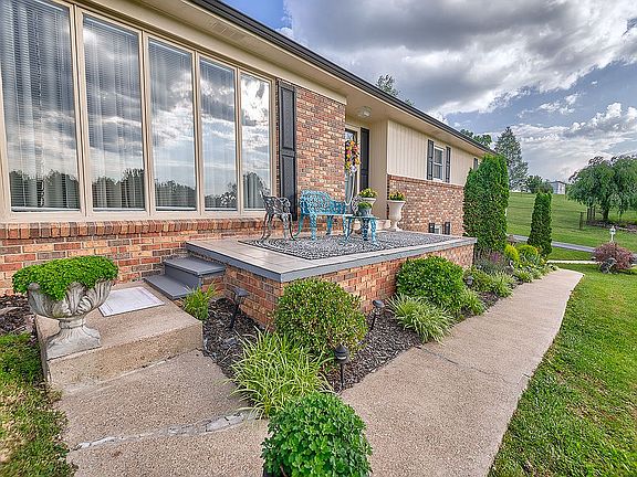 Front 1048 Rice Rd, Close Up