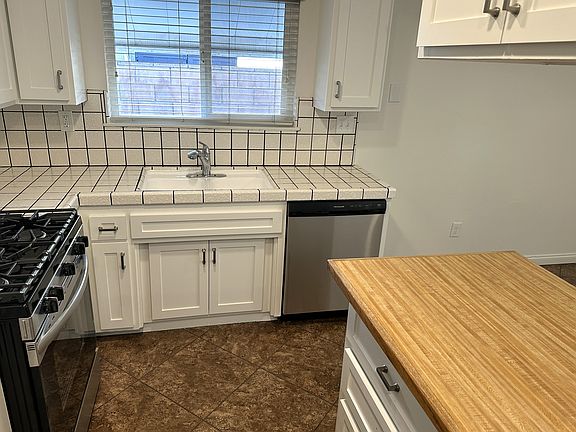 4th image of 325 Blackpine Dr