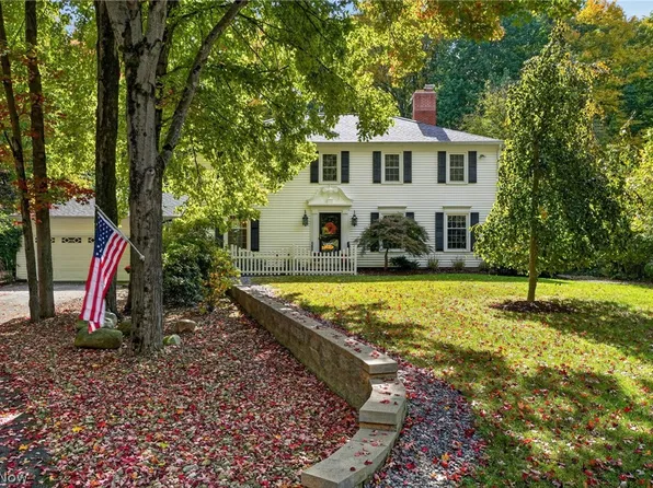 38158 Dodds Hill Dr, Willoughby Hills, OH 44094